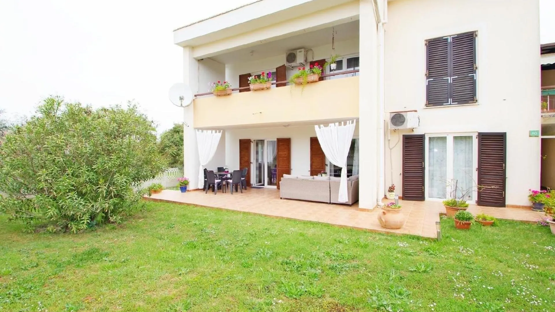 Geraeumige Ferienwohnung In Pula Mit Gemeinsamem Garten