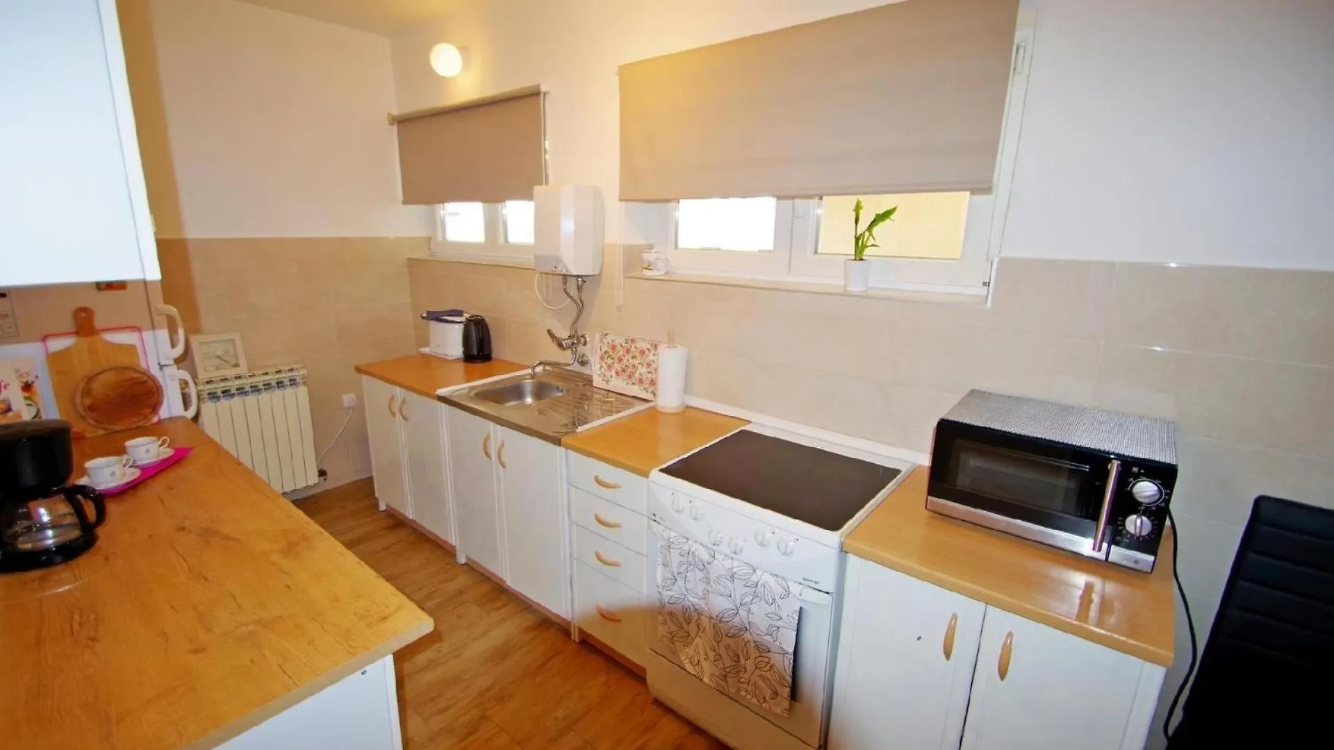 Geraeumige Ferienwohnung In Pula Mit Gemeinsamem Garten 0*,